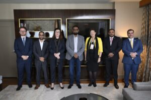 O presidente da Guiana, Mohamed Irfaan Ali, ao lado de Magda Chambriard (à esquerda) e Sylvia dos Anjos (à direita)