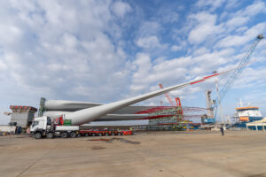 450224_1147224_astra_transport_wind_turbines_1