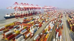O maior porto do mundo, em Xangai, na China, acumula contêineres co produtos que seriam para os Estados Unidos