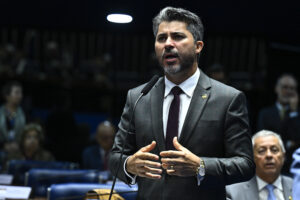 Plenário do Senado Federal durante sessão deliberativa ordinária. Ordem do dia.  Na pauta, o PLP 234/2020, projeto de lei complementar que busca estimular a contratação de micros e pequenas empresas em processos de licitação pública.  Senador Marcos Rogério (PL-RO) em pronunciamento à bancada. Foto: Andressa Anholete/Agência Senado